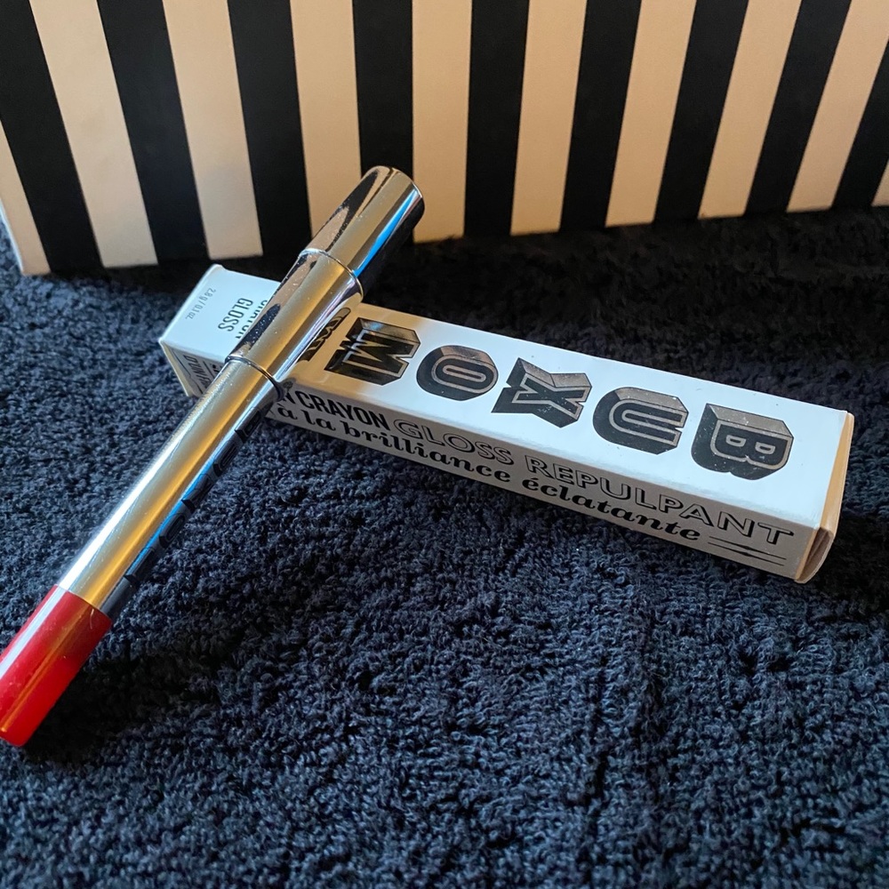 Buxom lip tarnish in busted